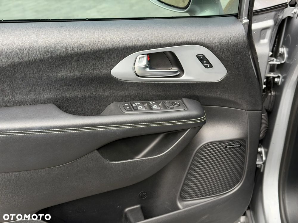 Chrysler Pacifica - 13