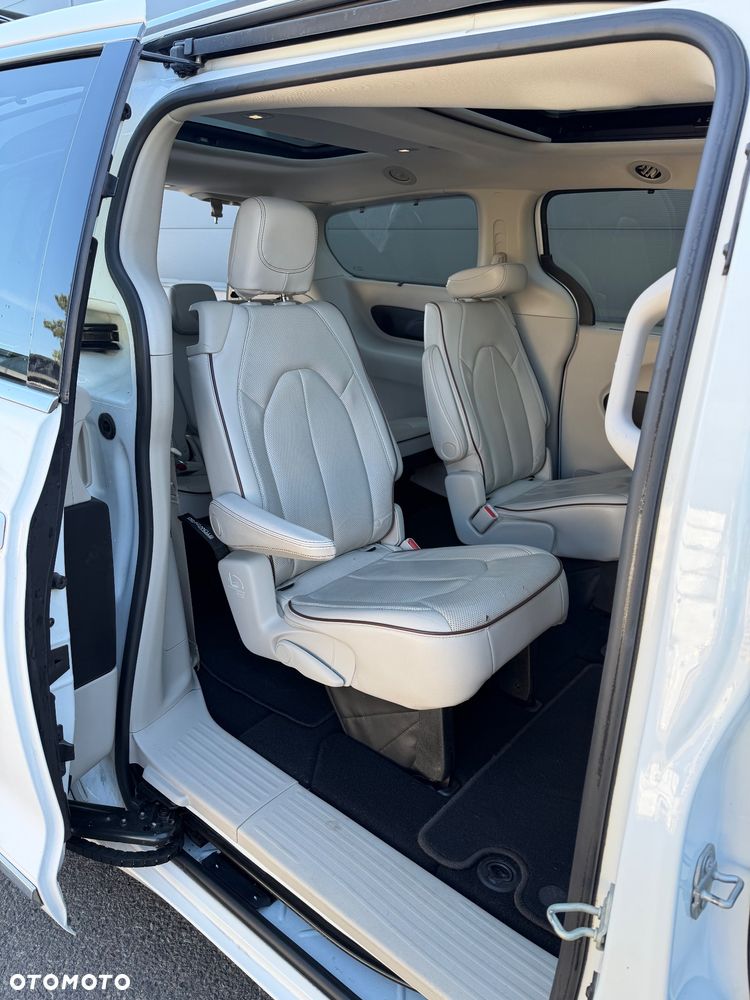 Chrysler Pacifica - 12