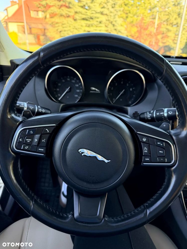 Jaguar XE 25t AWD Prestige - 24