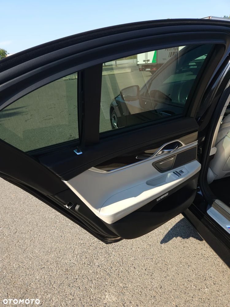 BMW Seria 7 750i xDrive - 18
