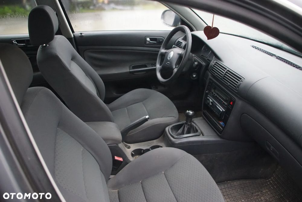 Auto na części - Volkswagen Passat B5 Lift 1.9 TDI 130 KM AWX GGB LA7T 2005R Silnik Skrzynia Drzwi Maska Klapa Zderzak Błotnik Szyba Lusterko Deska Kokpit Sterownik Moduł Czujnik Licznik Kierownica Panel - 13