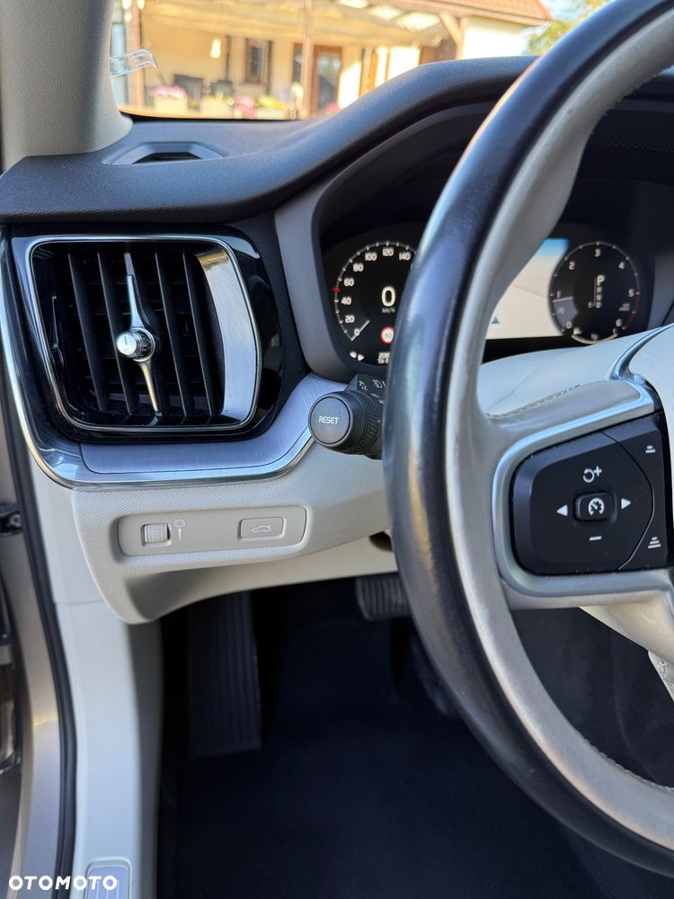 Volvo V60 D4 Momentum Pro - 27