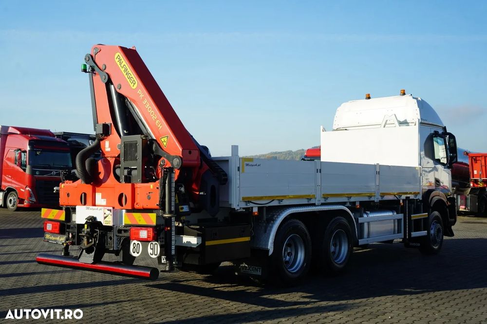 Iveco X-WAY 480 / 6x4 / CAROSERIE CU OBOANE - 6,1 m / + MACARAUA PALFINGER PK 33002 EH / MAX: 6.600 KG / ROTATOR / TELECOMANDĂ / ANVELOPE 100% / - 12