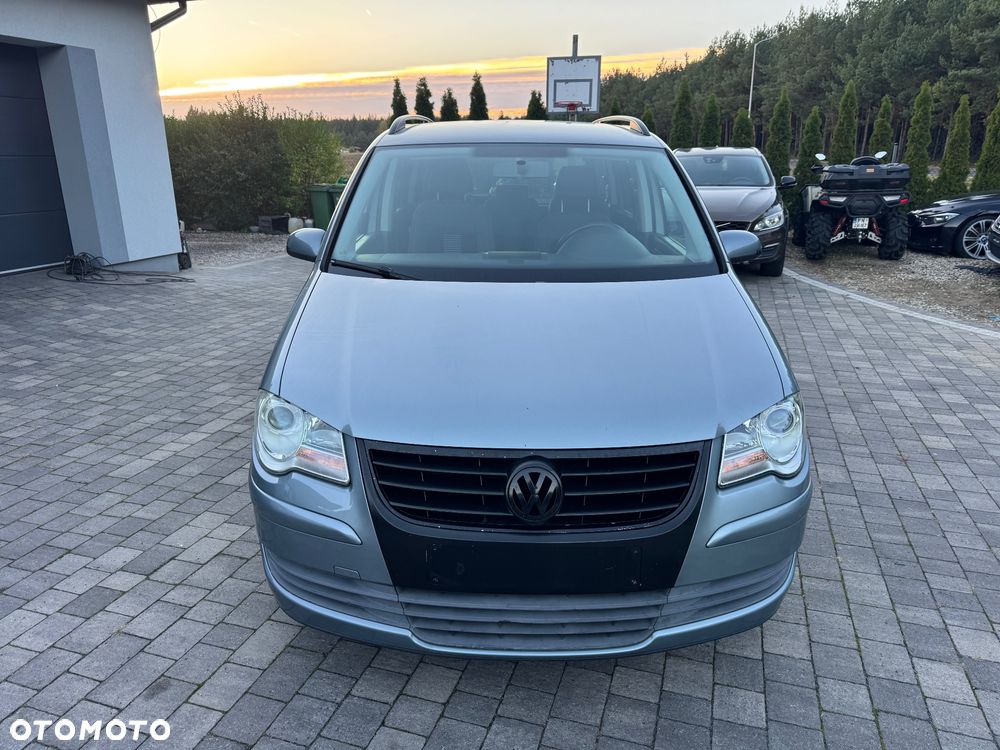 Volkswagen Touran 2009 photo 2