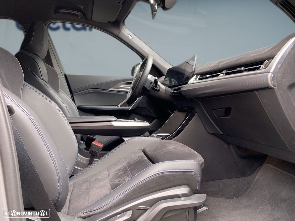 BMW iX1 eDrive20 Pack Desportivo M - 17