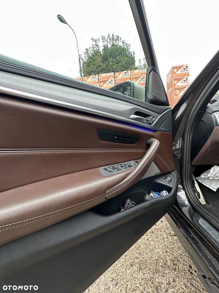 BMW Seria 5 M550i xDrive sport - 26