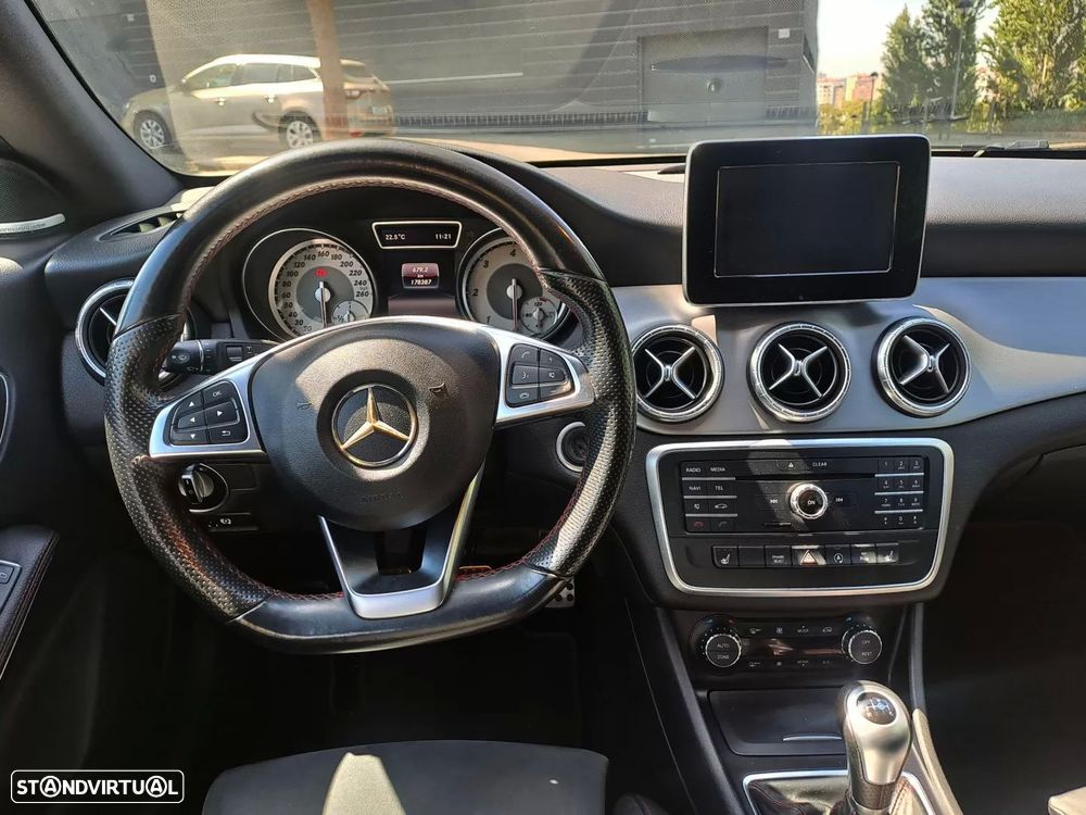 Mercedes-Benz CLA 180 d Shooting Brake AMG Line - 13