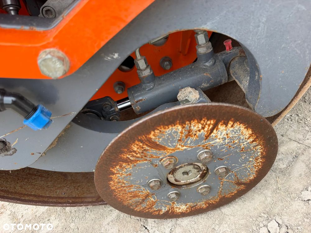 Hamm HD 8VV  Walec Terenowo Drogowy do Asfaltu z OBCINAKIEM BOCZNYM Hydraulicznym! 2 tony. Import Norwegia 2017 rok. 624 mtg. Silnik KUBOTA 3 cylindry. Maszyna nie różni się od Nowej z salonu! Serwisy w Dekra AKTUALNE 2026rok. Zero zniszczeń IGŁA !! Gotowy do długiej pracy. Po dużych serwisach eksploatacyjnych w Norwegii. Walec pochodzi z urzędu Komunalnego w Norwegii od pierwszego właściciela. Jego historia od nowości to lekkie inwestycje miejskie! Jedyna taka okazja! Bardzo mały walec a moc Potężna! Ani deka luzów i wycieków. OKAZJA. Zraszacze na dwa bębny. Ubijanie na dwa lub jeden bęben. Siła ubijania regulowana! - 19