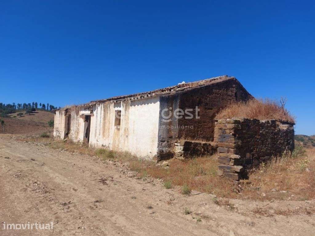 Monte Alentejano para recuperar localizado em Santana da Serra - Grande imagem: 3/28