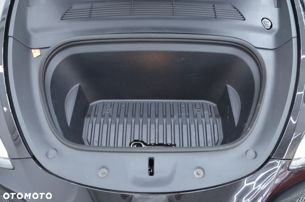 Tesla Model Y Long Range AWD - 24