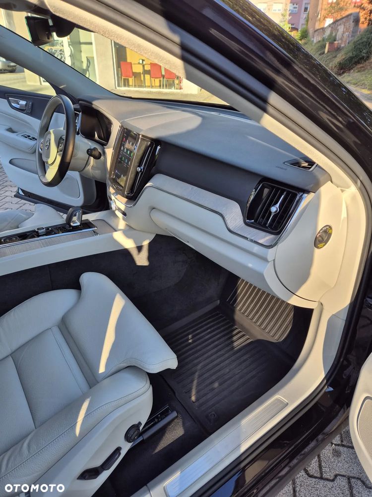 Volvo XC 60 B4 B Plus Dark - 17