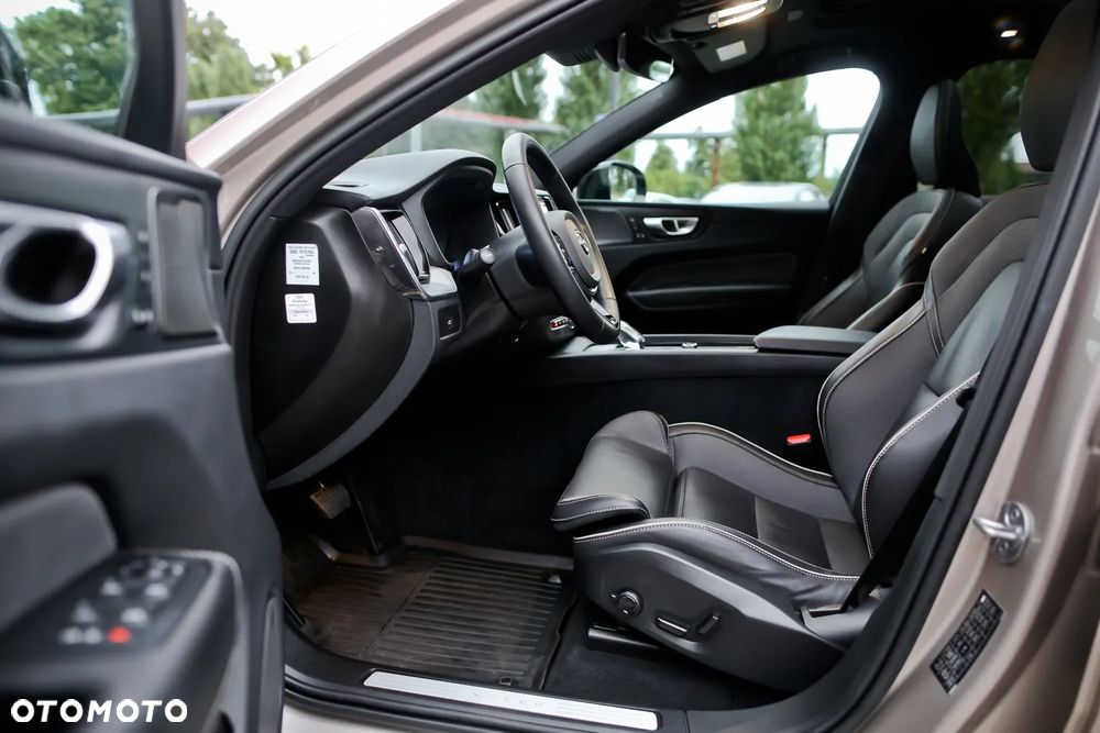 Volvo XC 60 B4 D AWD Ultimate Dark - 19