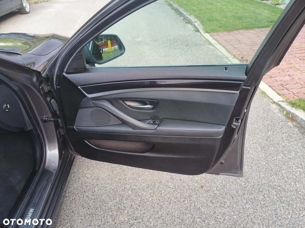 BMW Seria 5 523i Sport-Aut - 12