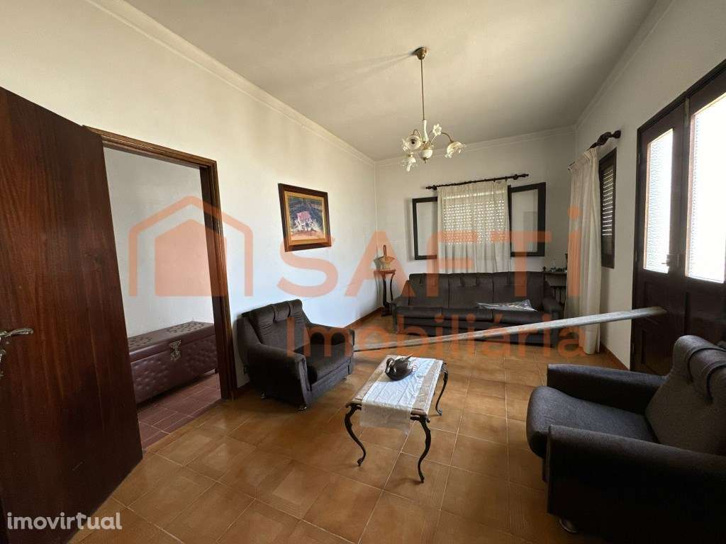 Casa toda em pedra, em excelente localização - Grande imagem: 2/9