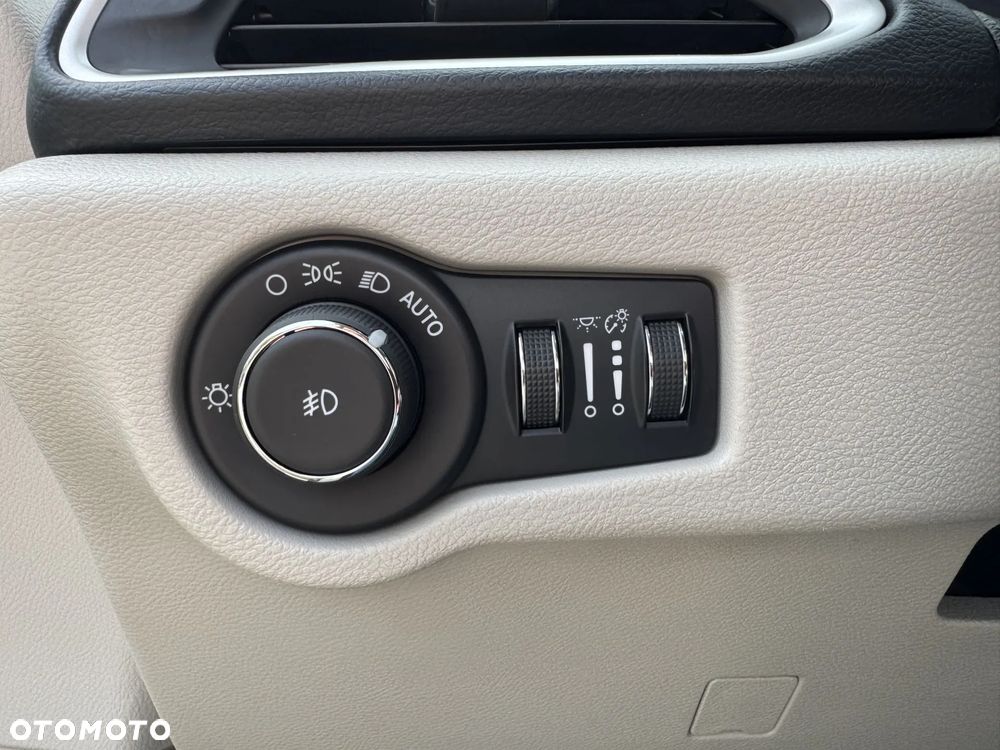 Chrysler Pacifica - 26