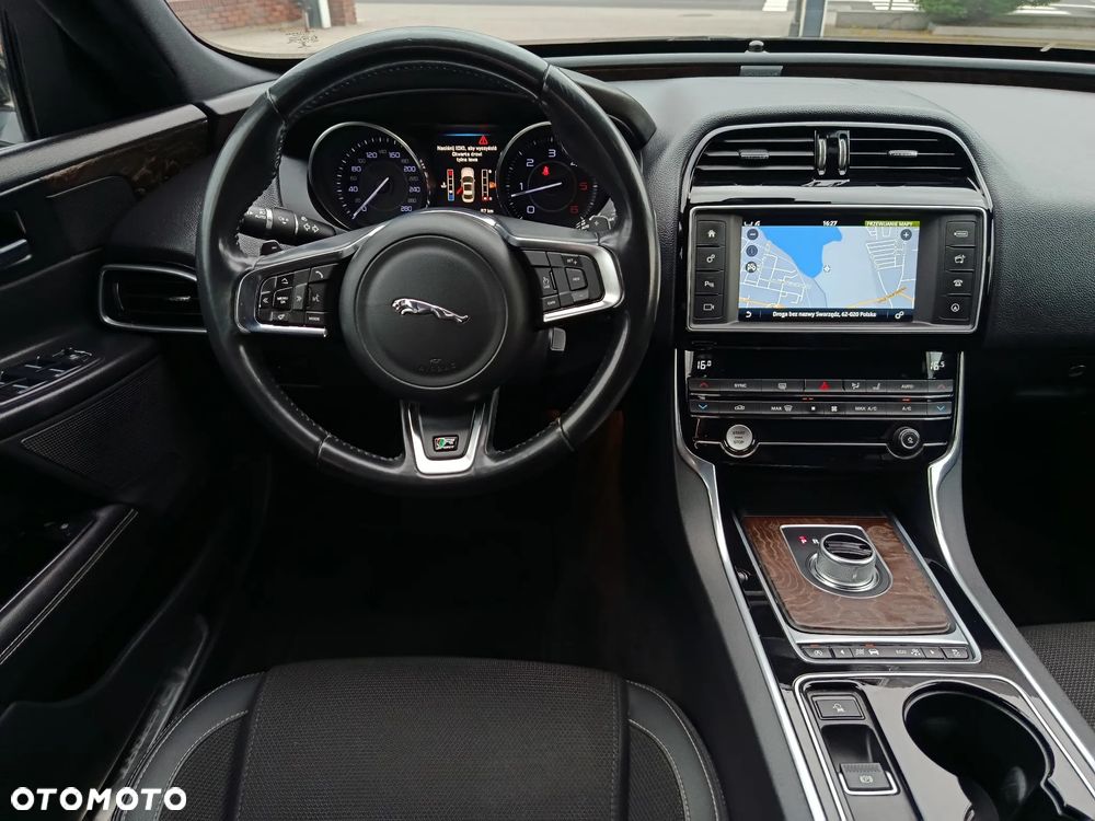 Jaguar XE D180 R-Dynamic S - 29