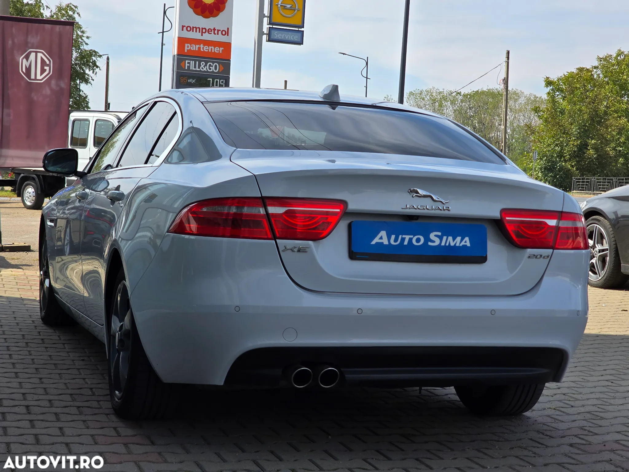 Jaguar XE - 5