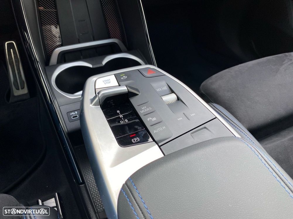 BMW iX1 eDrive20 Pack Desportivo M - 14