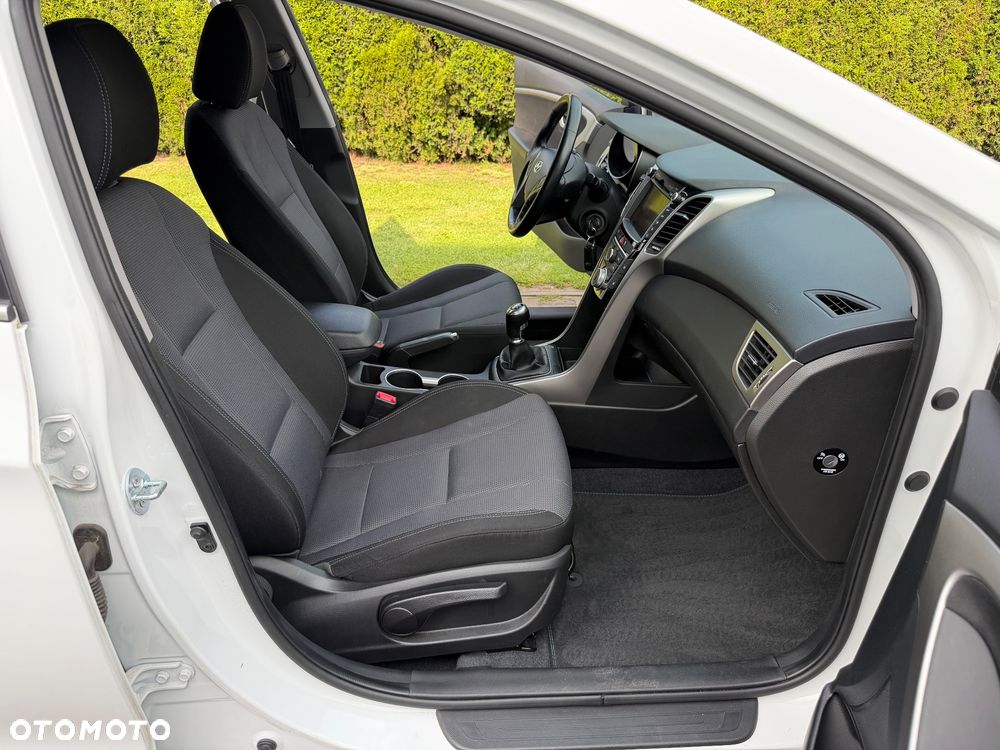 Hyundai i30 blue Kombi 1.4 YES Silver - 25