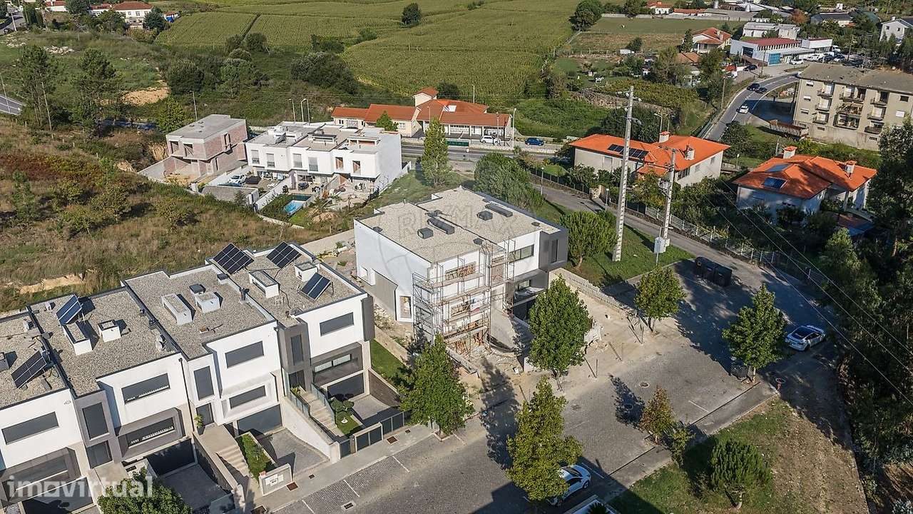 Moradia T3 Geminada em Estrutura em Martim, Barcelos. - Grande imagem: 2/35