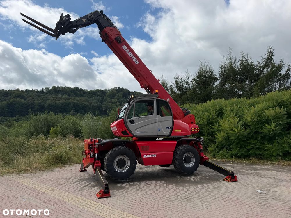Manitou MRT2150+PRIVILEGE Ładowarka teleskopowa 4x4 ROTO 21metrów. 5 ton udźwig. Bez AdBLUE bez DPF. Maszyna jak Nowa z Norwegii 5300 mtg. 2015 rok. Obrót pełny. Zero luzów wycieków. Zadbana maszyna z Fermy Norweskiej. Silnik 160 Km. AUTEC zdalne sterowanie. Ani deka luzów czy wycieków. Opony jak Nowe. Pełny Oryginał. Niski przebieg. Stabilizatory. Zamki na tłokach. OKAZJA. Jest to model przystosowany do pracy z koszem. - 3