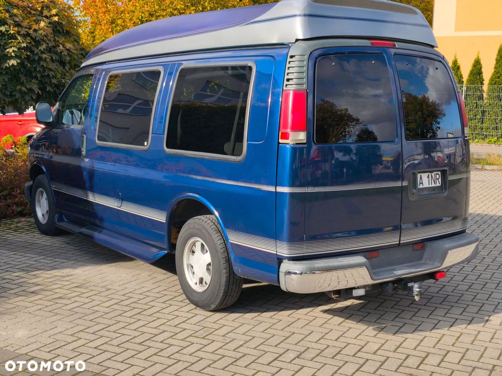 Chevrolet Express - 8