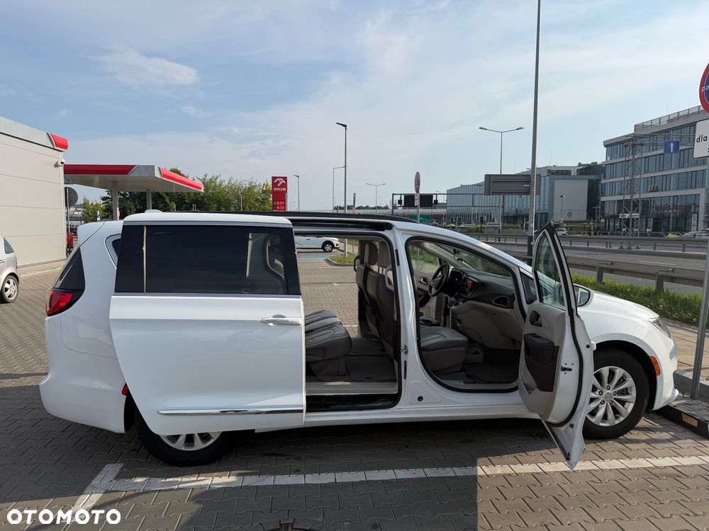 Chrysler Pacifica - 10