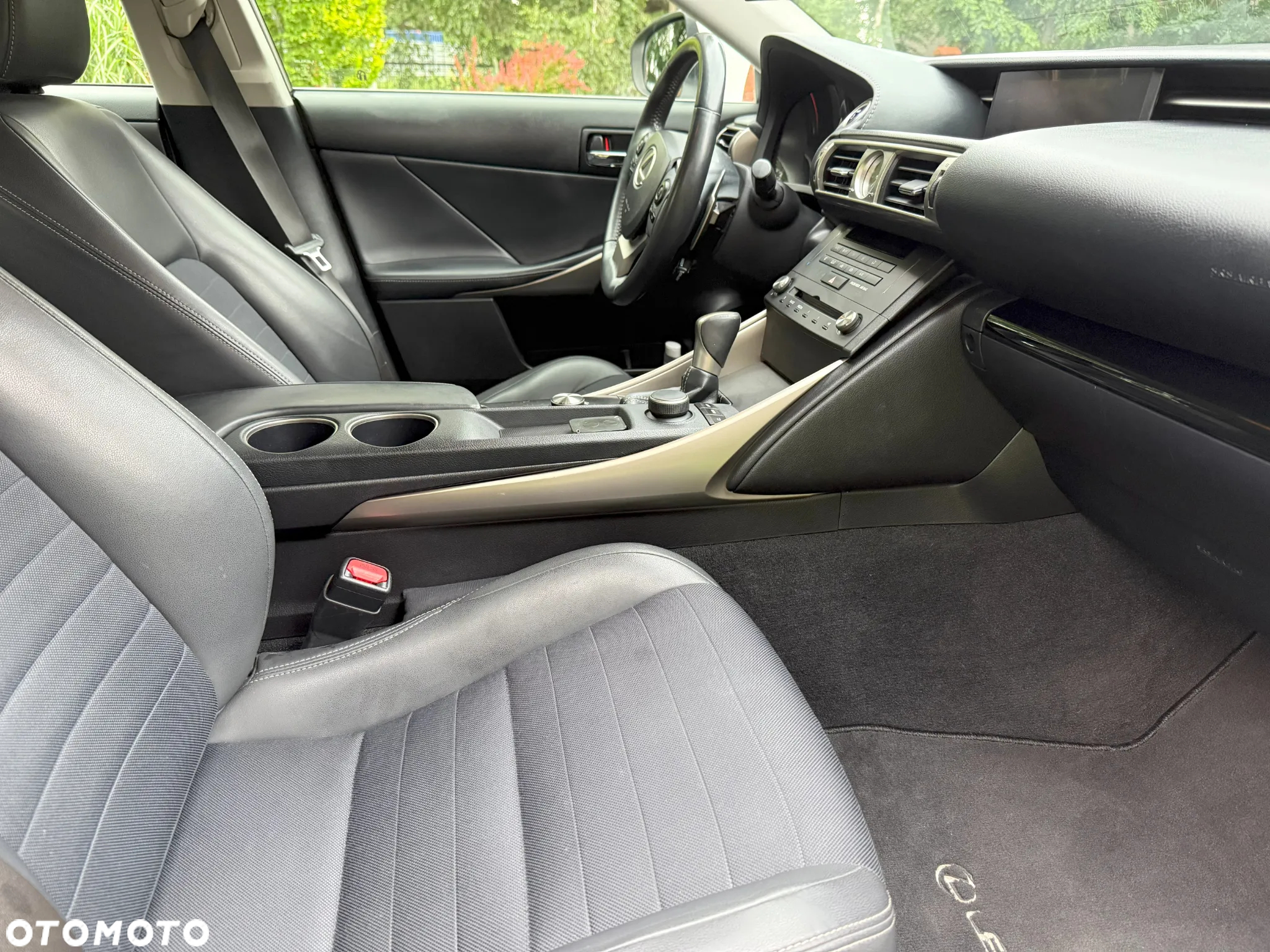 Lexus IS 300h Elite - 10