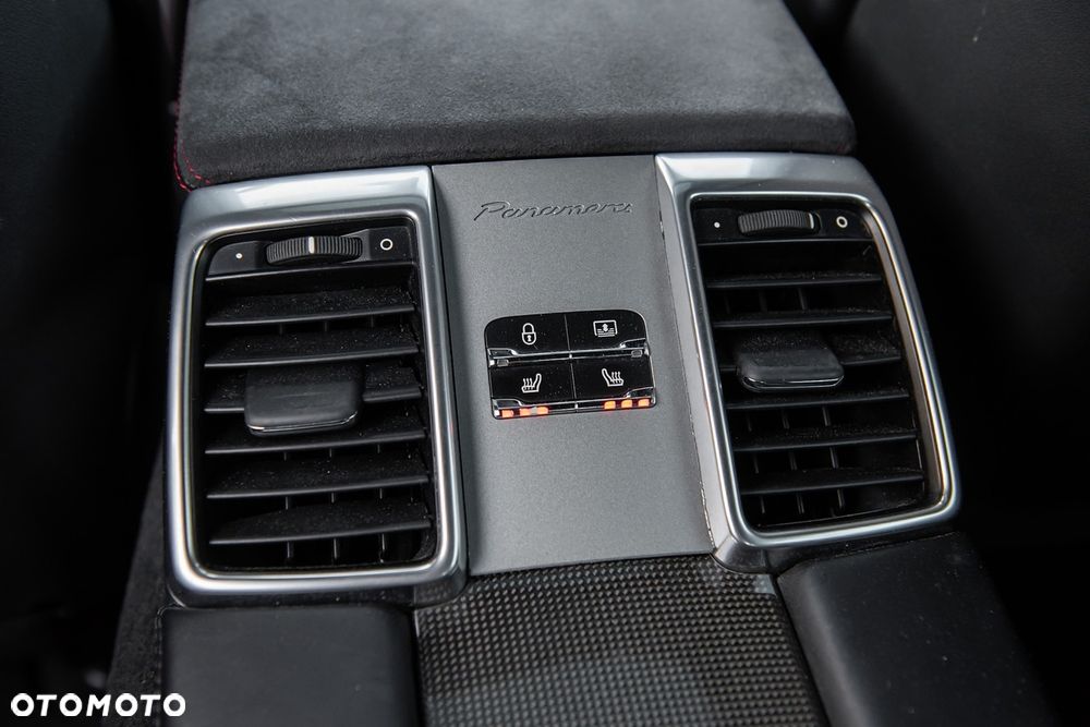 Porsche Panamera GTS - 32