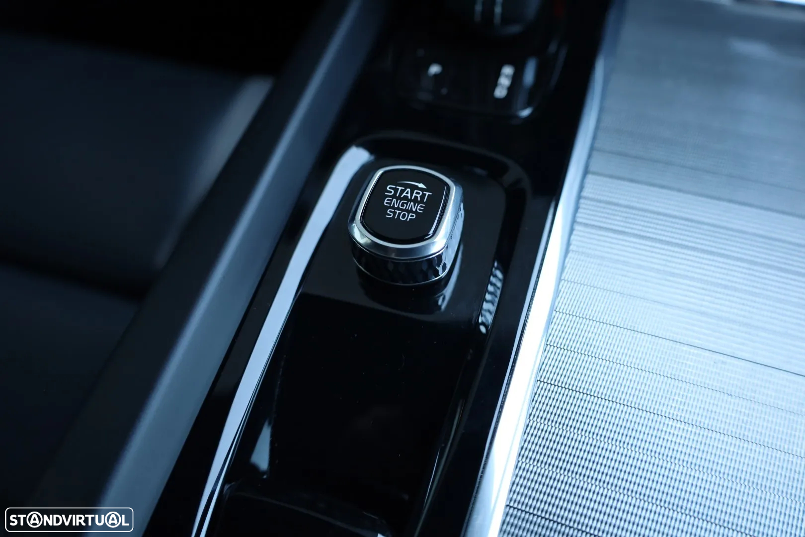 Volvo XC 60 2.0 B4 Plus Dark - 23