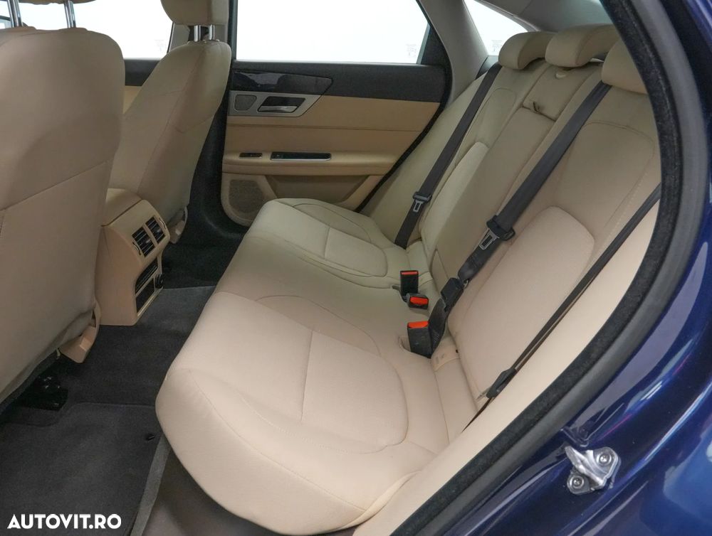 Jaguar XF 20d RWD E-Performance Pure - 15