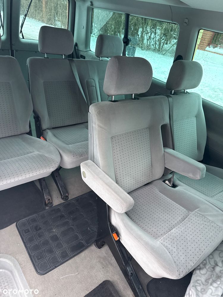 Volkswagen Caravelle - 10