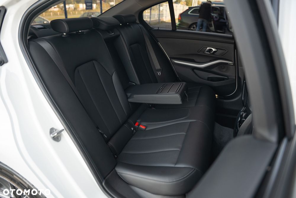 BMW Seria 3 318i Sport Line - 36