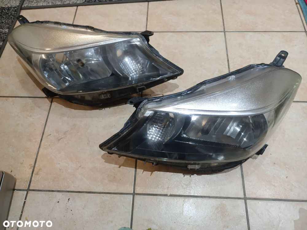 TOYOTA YARIS III lampa przód prawy prawa - 1
