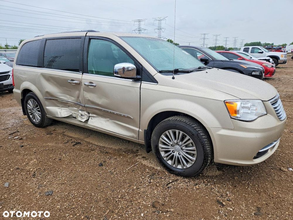 Chrysler Town & Country - 4