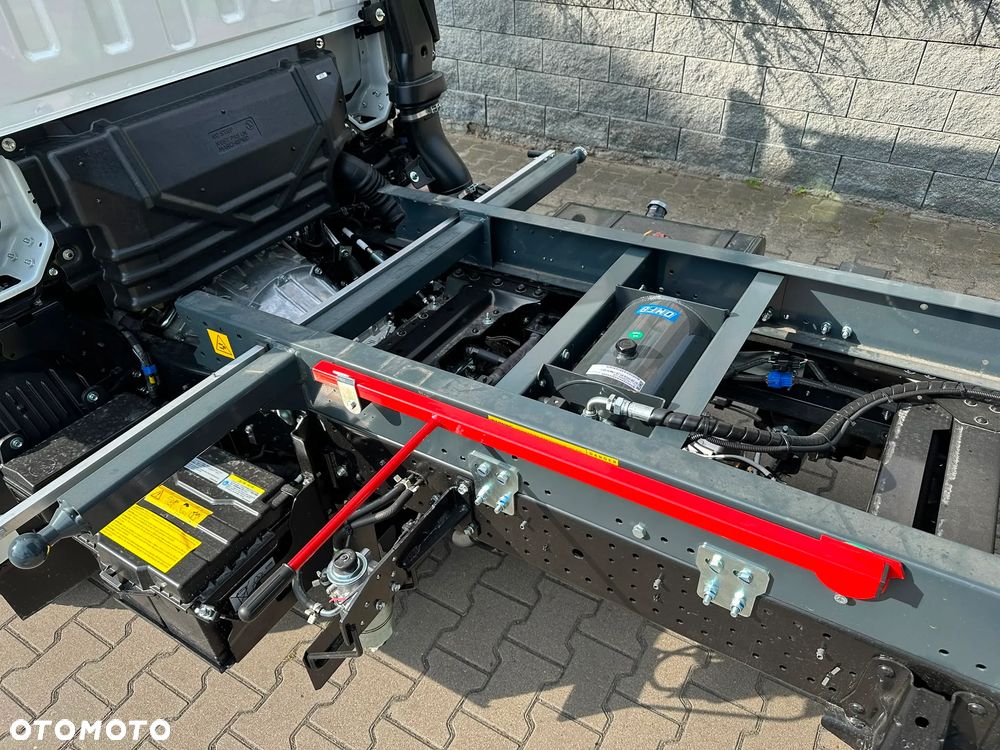 Isuzu M27 GENERATION 2 - 10