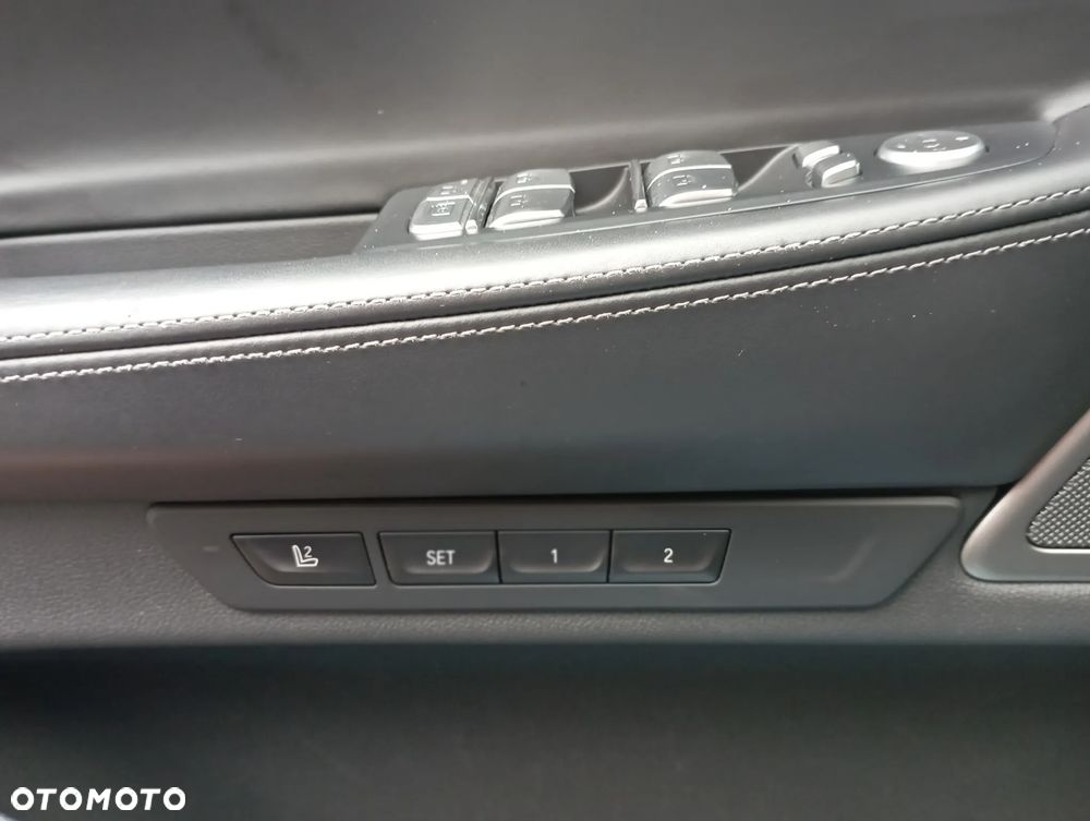 BMW Seria 7 750i xDrive - 26