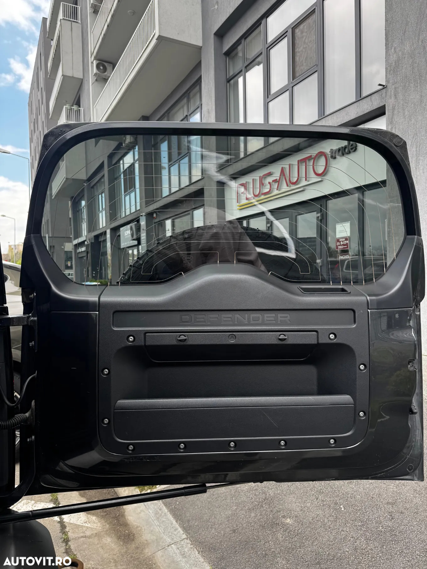 Land Rover Defender - 20