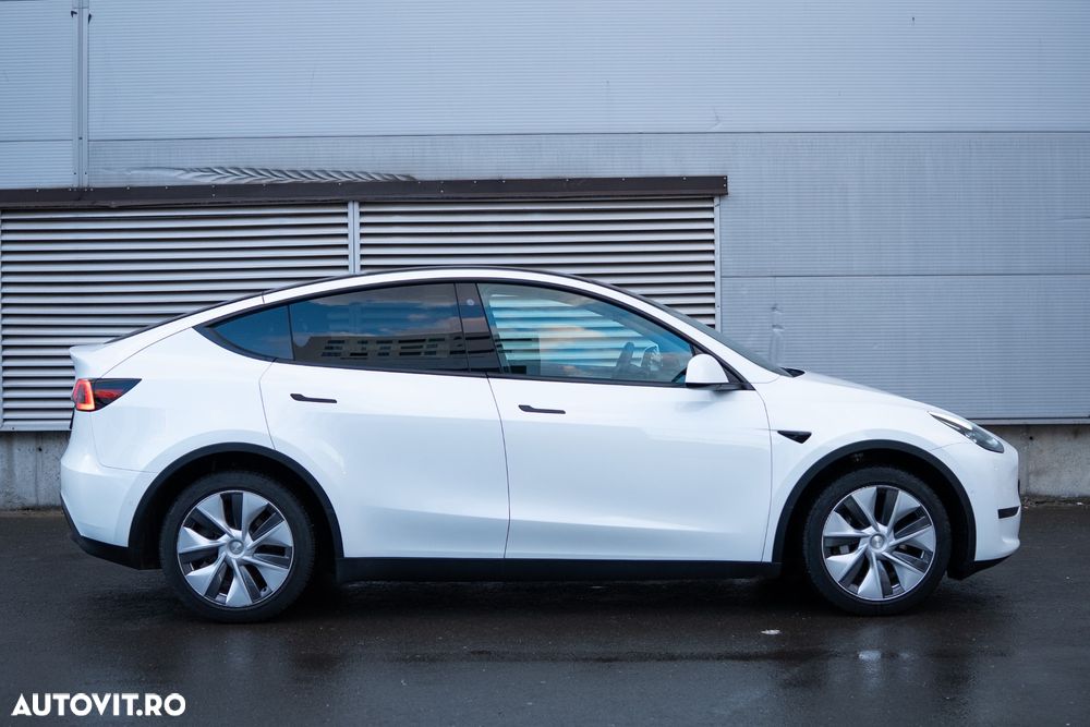 Tesla Model Y - 4