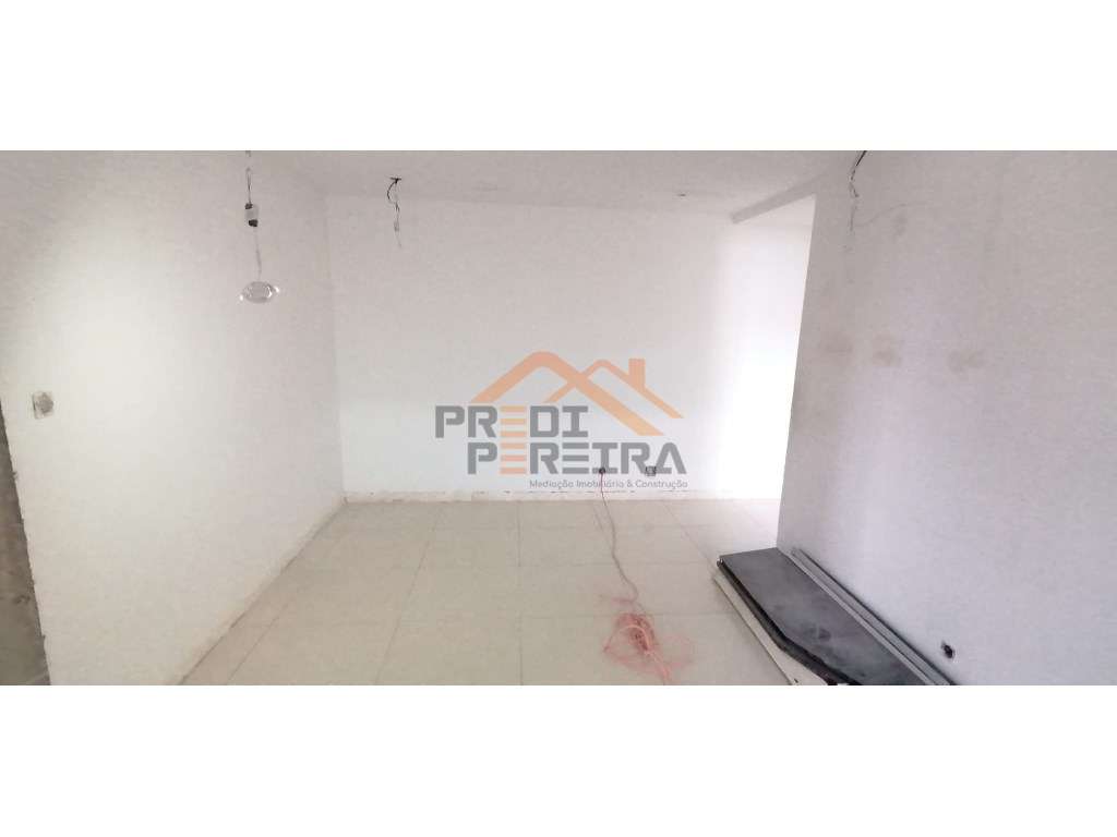 Situado em Santo António dos Cavaleiros, Torres da Bela Vista, T3 t... - Grande imagem: 4/20