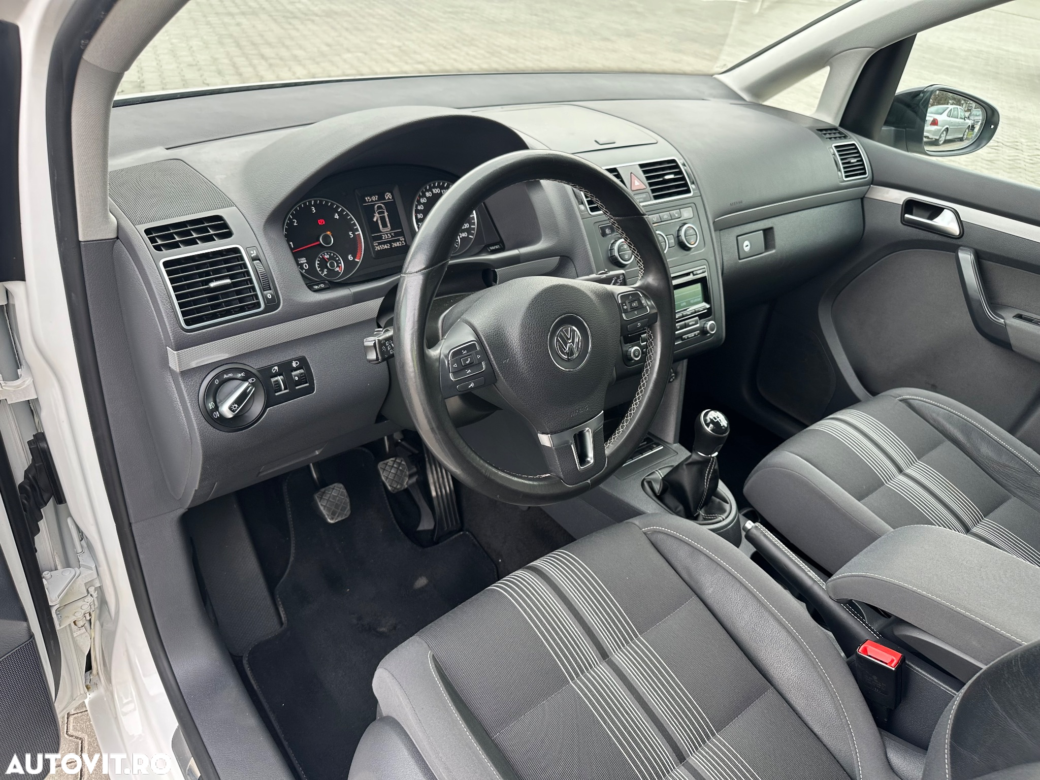 Volkswagen Touran 1.6 TDI DPF BlueMotion Technology MATCH - 11