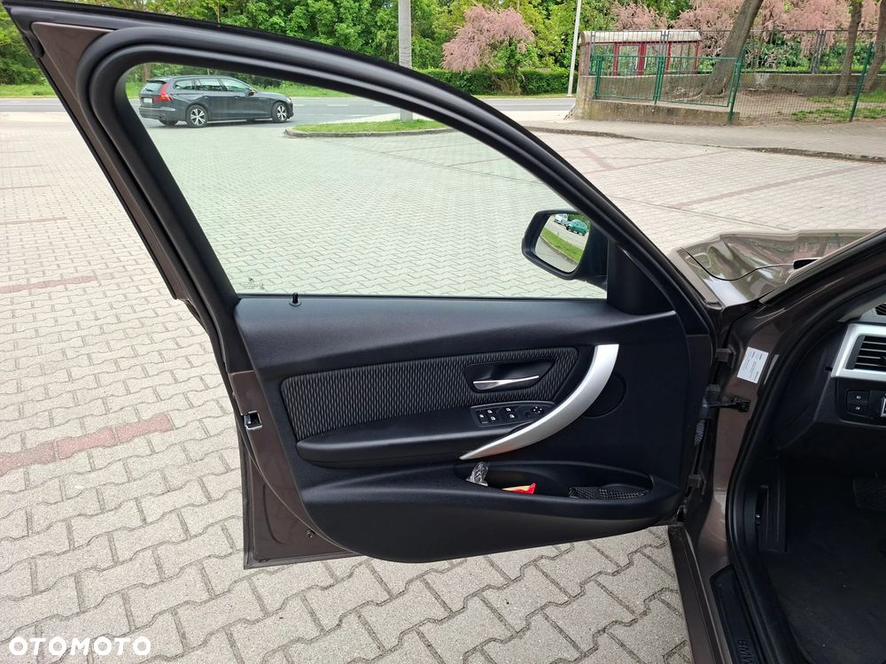 BMW Seria 3 320i - 13