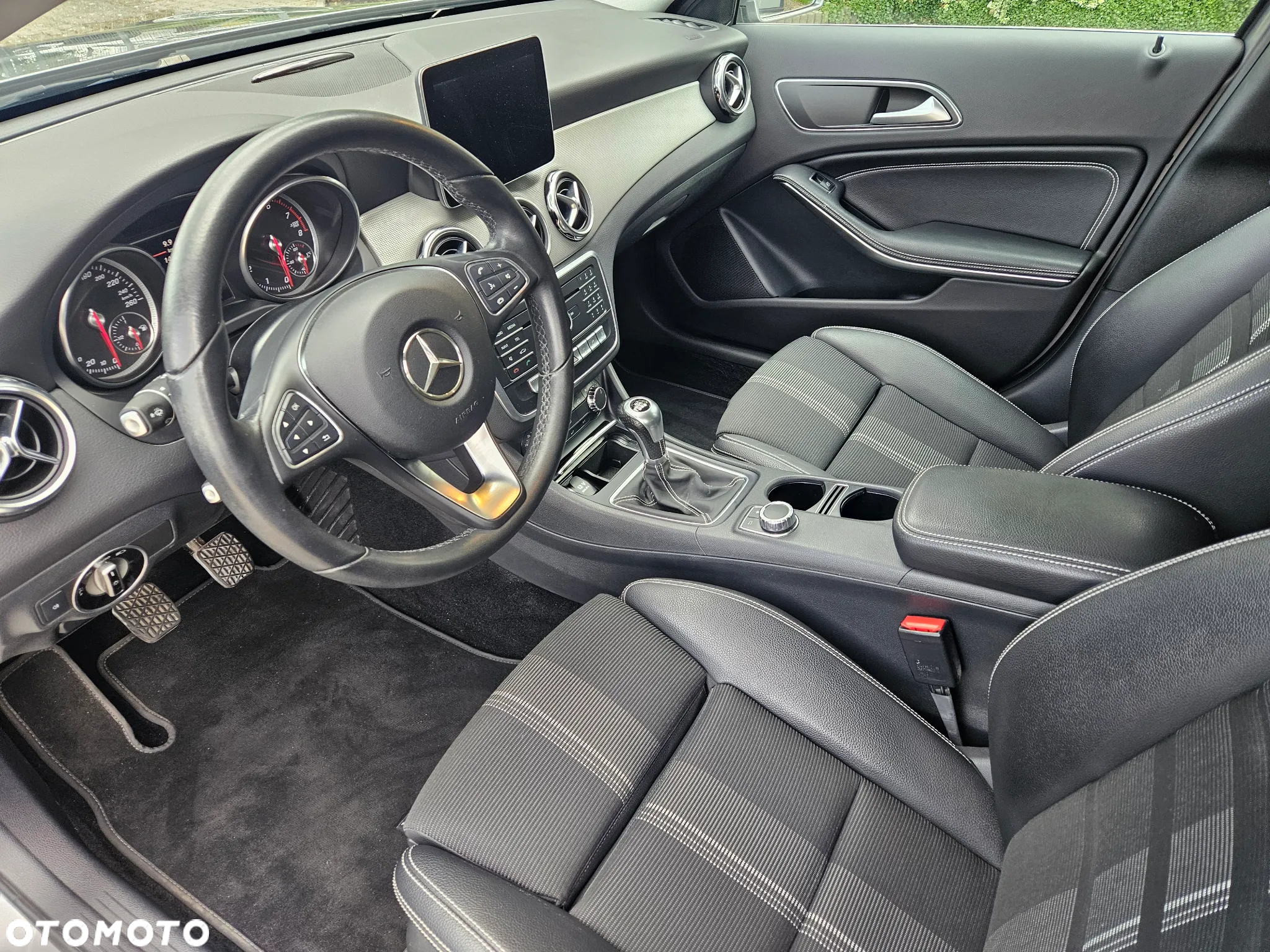Mercedes-Benz GLA 180 UrbanStyle Edition - 11