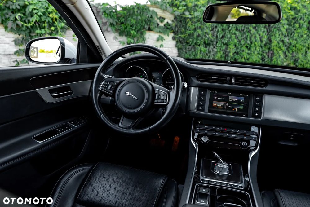 Jaguar XF 20d Prestige - 32