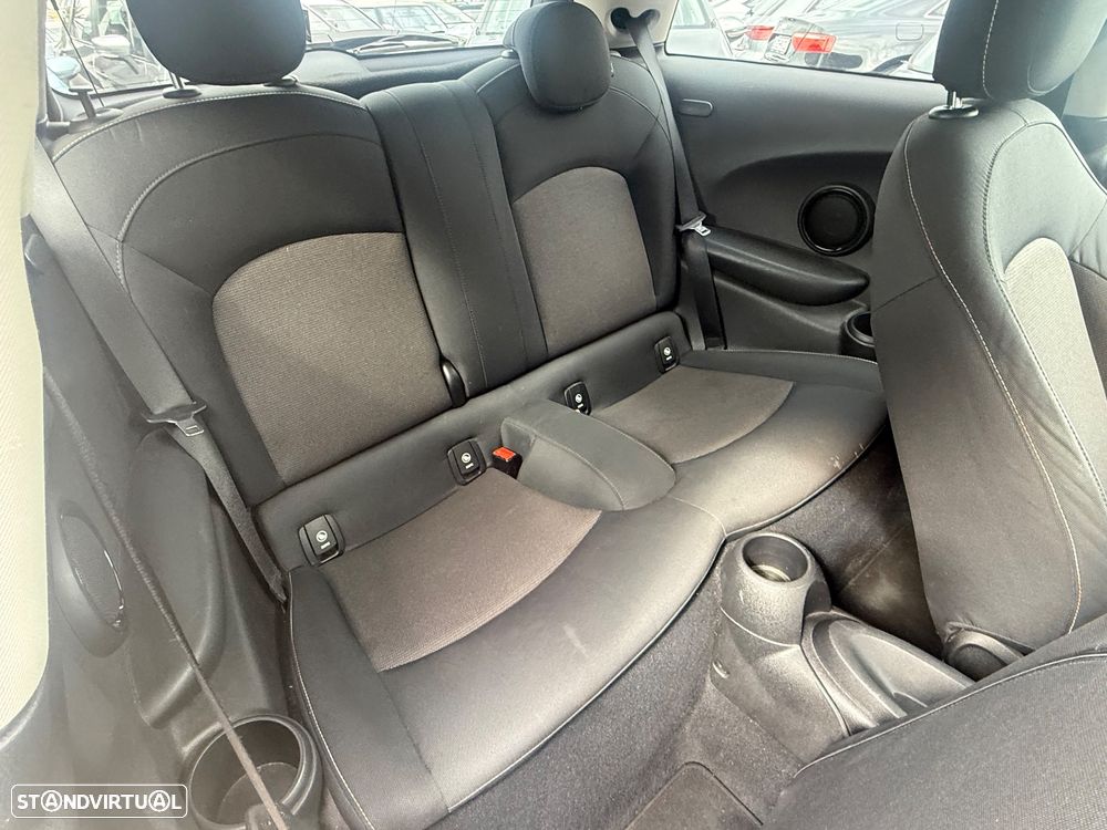 MINI 3 Portas Cooper D - 25