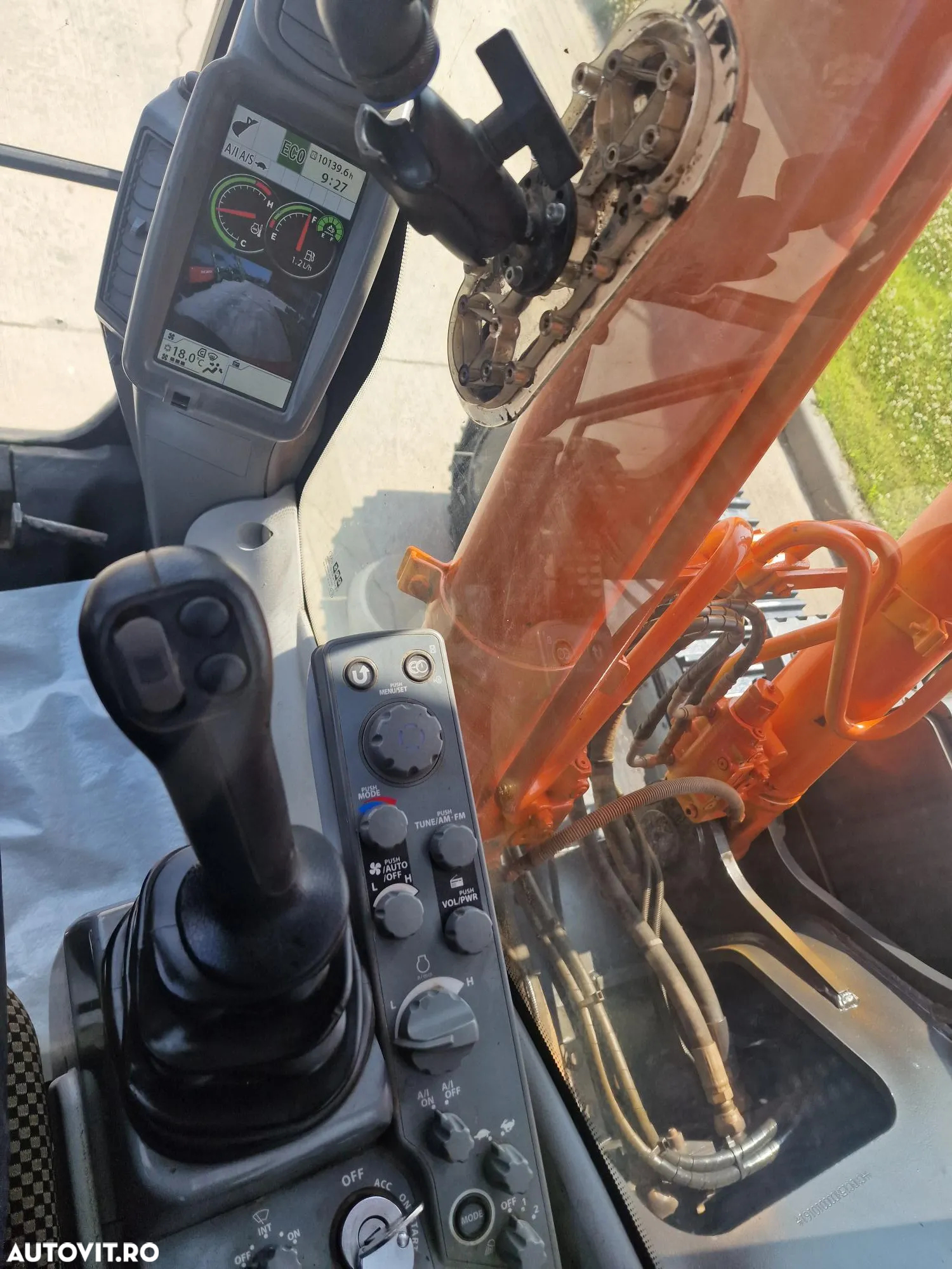 Hitachi ZX250LCN-6, 27,1t, 10.139h, cupa NOUA 1,55mc-76.900 EUR+Tva, gresare automata, Instalatia hdr de picon, inst hidr rotire atasament, lant 80%, camera spate si lateral, pregatire 3D, SUPER INTRETINUT-posibilitate leasing-PROMOTIE 76900 EUR+Tva - 5
