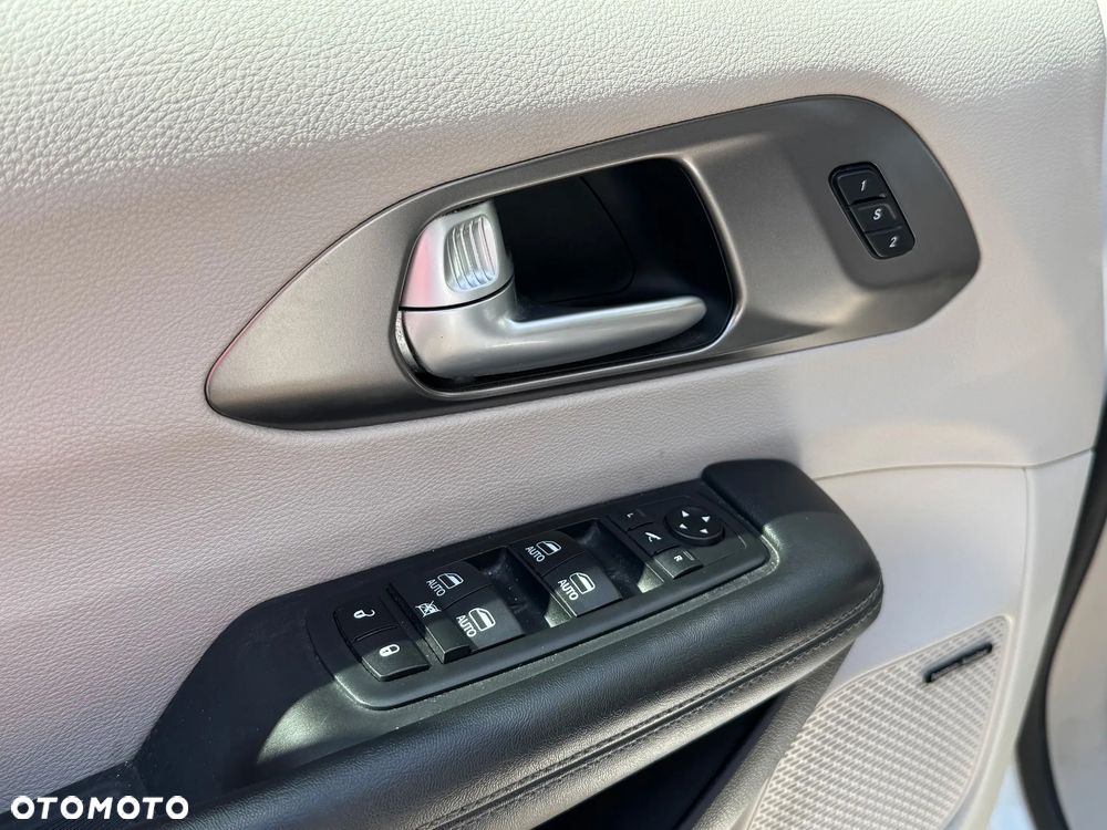 Chrysler Pacifica - 17