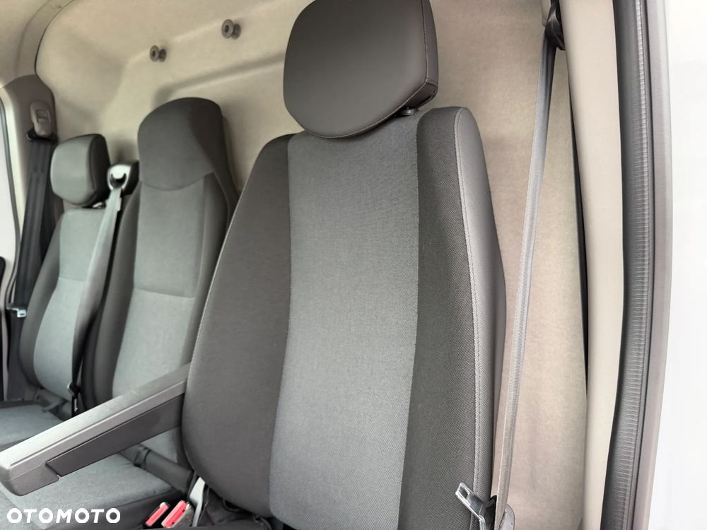 Renault MASTER L2H2 VAN Extended Grip przystosowany fabrycznie do jazdy po grząskim terenie, Mocny silnik 2.3dci 150KM Wzmocniony DMC:3.5t Ładowność 1361kg, Klimatronic, Fotel PNEUMATYCZNY, Kamera cofania, Parktroniki, Minibar, Tempomat, MP3, Bluetooth, USB, Lustro Wide View, Zawiasy drzwi 270', Zabudowa ładowni z instalacją DEFA 230V pod Serwis lub Warsztat, Nowe opony zimowe! - 35