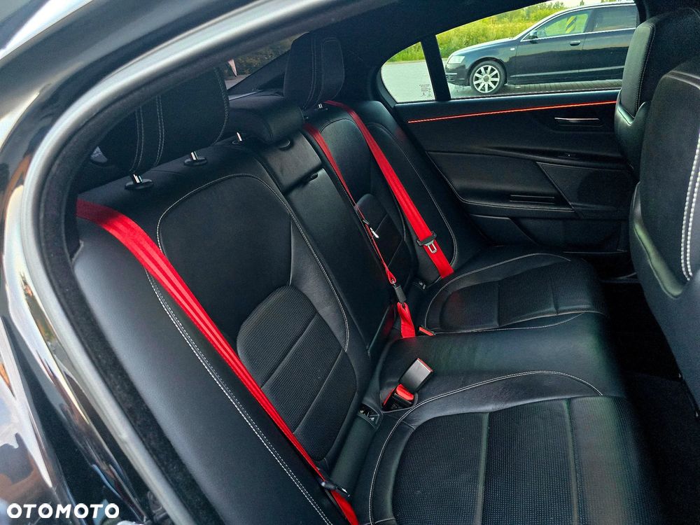Jaguar XE S - 16