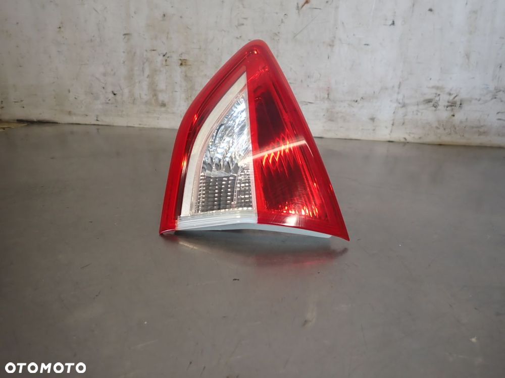 LAMPA PRAWA TYLNA W KLAPIE FORD KUGA II - 1
